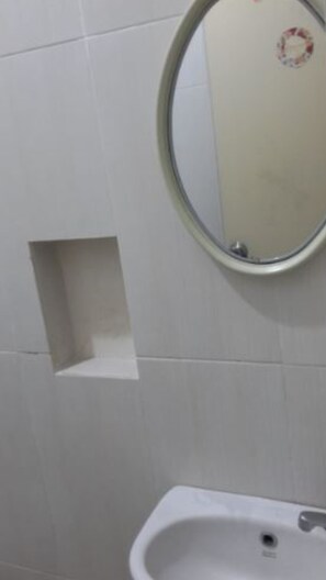 Habitació superior | Bany | Dutxa, assecador de cabells i tovalloles