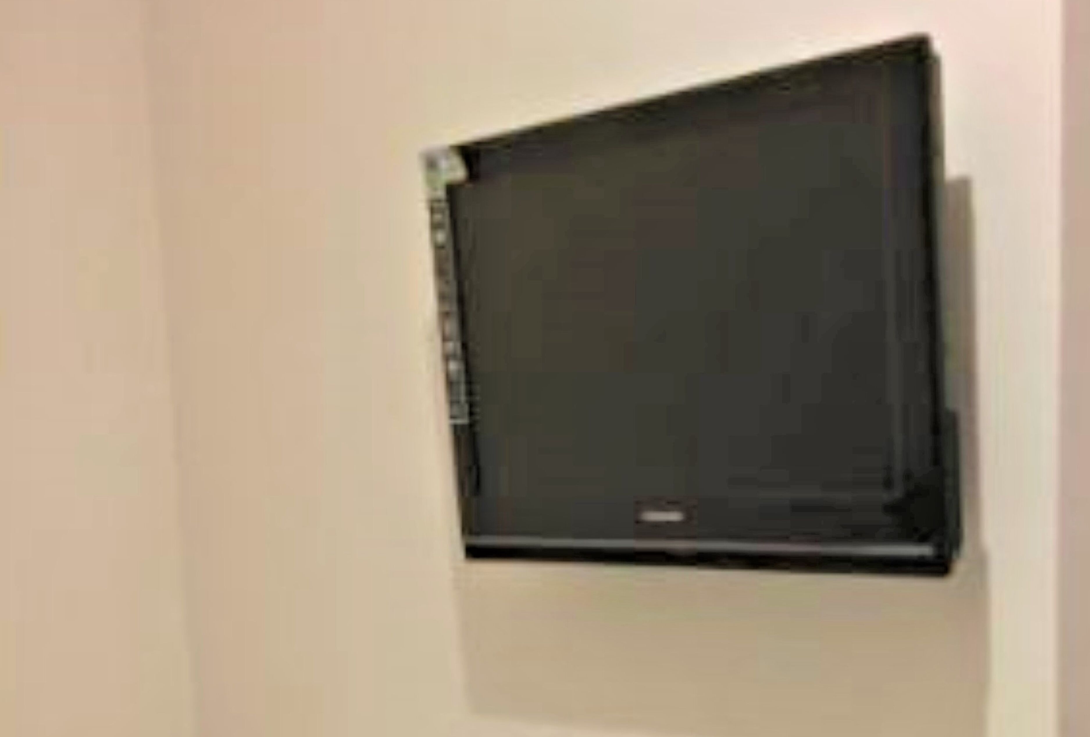 Un televisor negro montado en la pared.