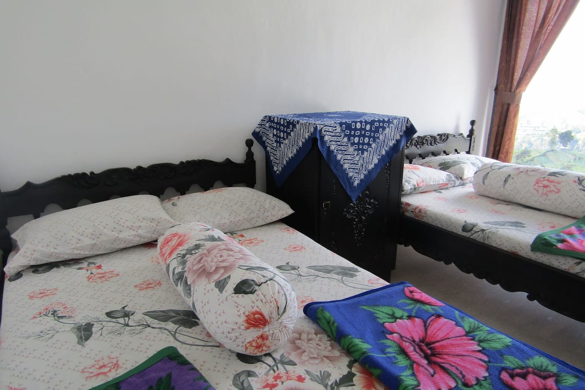 Desk, bed sheets