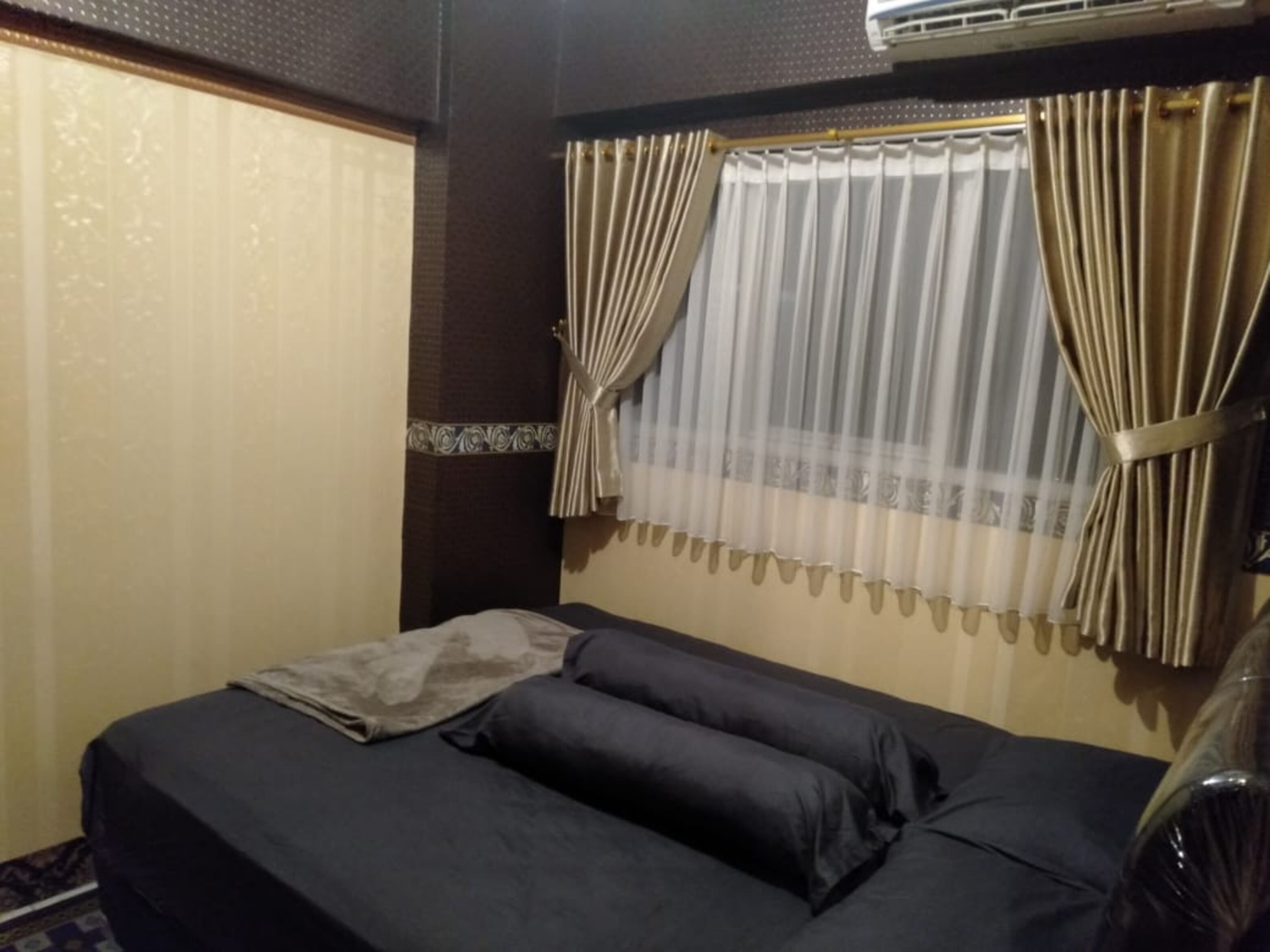 واي فاي مجانًا وملاءات أسرّة