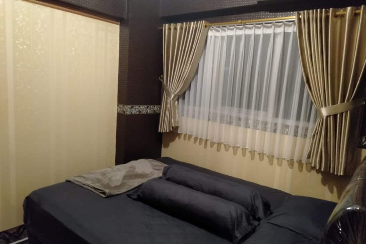 WiFi (free), bed sheets