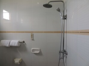 Superior Room | Bathroom | Shower, towels - Cassa Mia Villa 1 (Sleman)