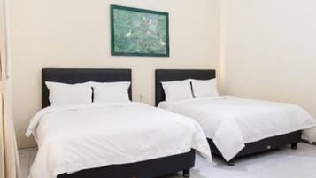 Family Room | Desk, free WiFi