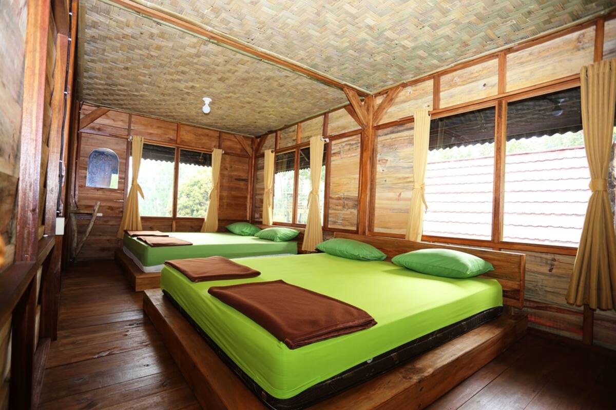 Desk, bed sheets