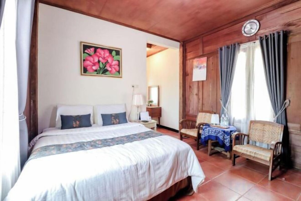 Escritorio, wifi gratis y ropa de cama 