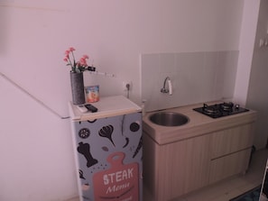 Estudio | Cocina privada | Frigobar, cafetera y tetera y utensilios de cocina 