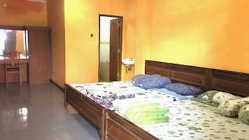 Family Room | Desk, free WiFi, bed sheets
