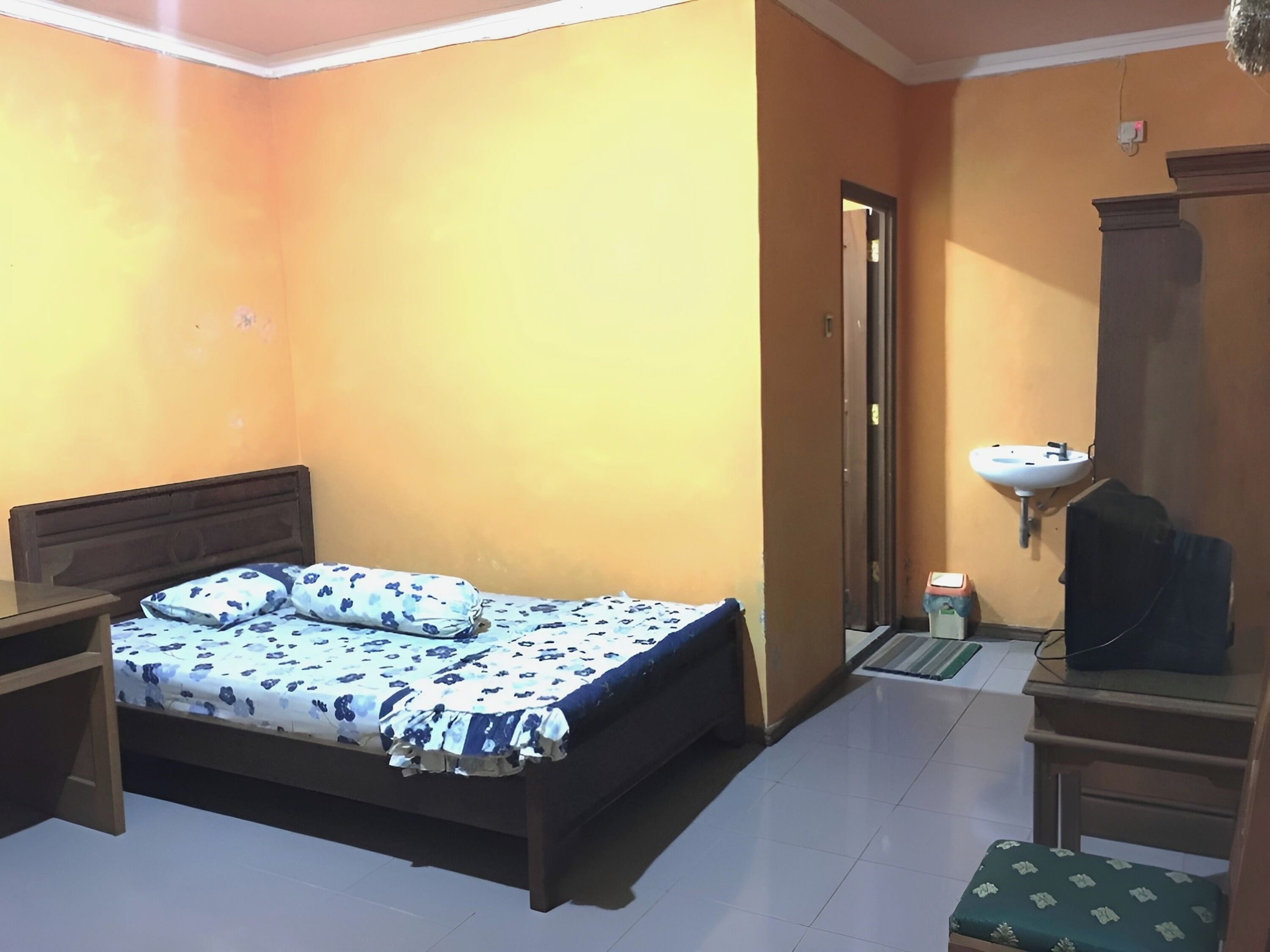 Desk, free WiFi, bed sheets