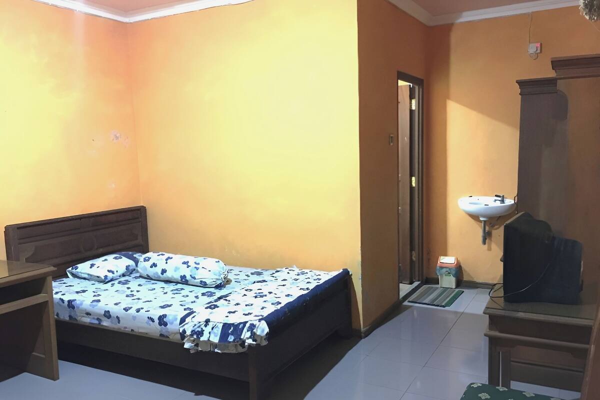 Desk, WiFi (free), bed sheets