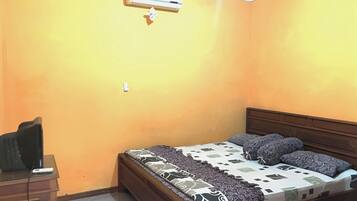 Standard Room | Desk, free WiFi, bed sheets