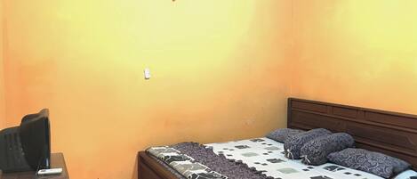 Standaard kamer | Een bureau, gratis wifi, beddengoed