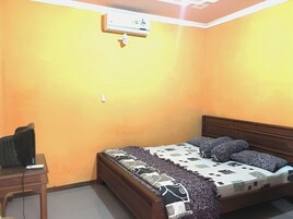 Escritorio, wifi gratis y ropa de cama