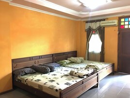 Escritorio, wifi gratis y ropa de cama
