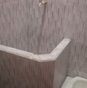 Zimmer, 4 Schlafzimmer (Raisa 2 - 4) | Badezimmer | Dusche