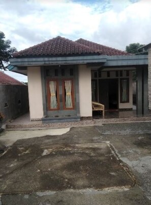 Vista frontal de la propiedad