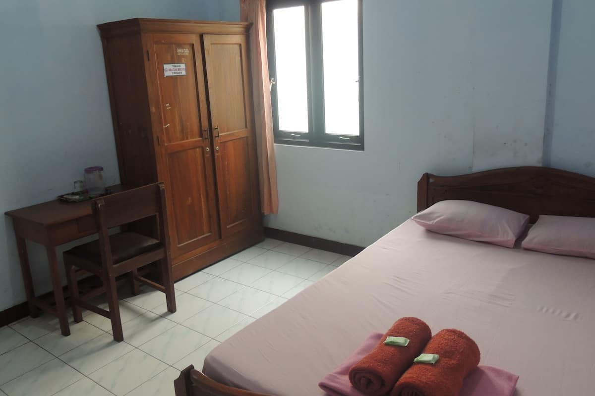 Standard Room | Desk, free WiFi, bed sheets