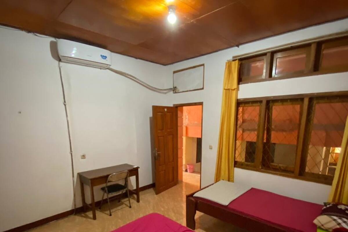 Desk, free WiFi, bed sheets
