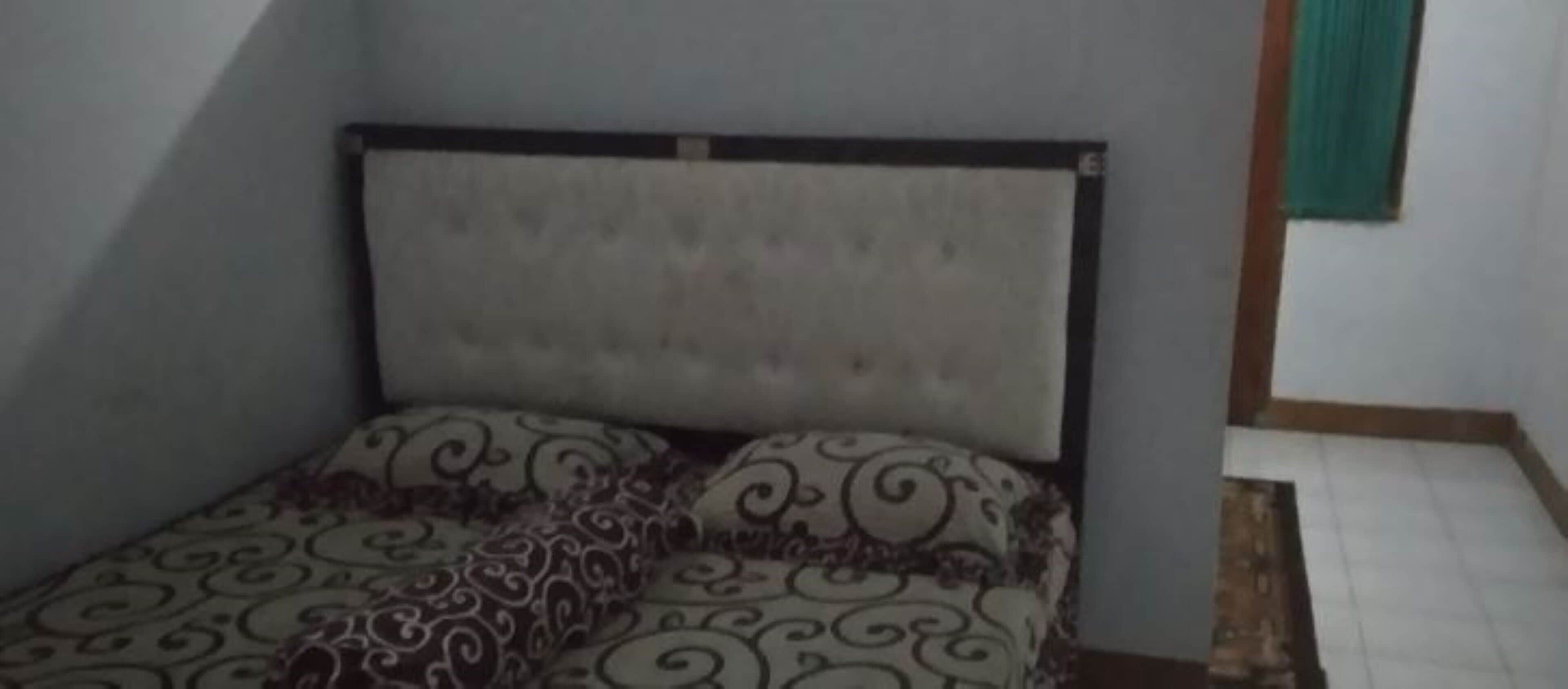 5 bedrooms, desk, bed sheets