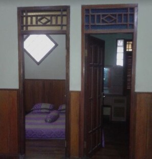 别墅, 5 间卧室 | 5 多间卧室、办公桌、床单