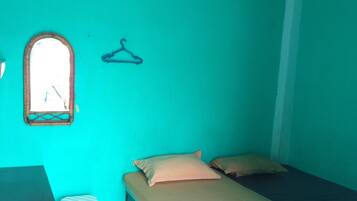 Standard Room | Meja, Wi-fi percuma