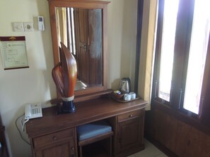 Kamar Deluks | Meja kerja, Wi-Fi gratis, dan seprai linen