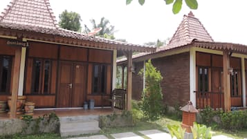 Kamar Deluks | Meja kerja, Wi-Fi gratis, dan seprai linen
