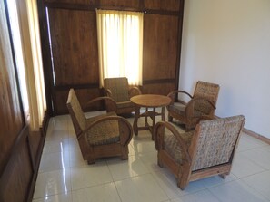 Family Room | Desk, free WiFi, bed sheets