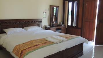 Kamar Deluks | Meja kerja, Wi-Fi gratis, dan seprai linen