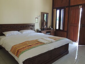 Kamar Deluks | Meja kerja, Wi-Fi gratis, dan seprai linen