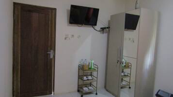 Family Villa | Desk, free WiFi, bed sheets