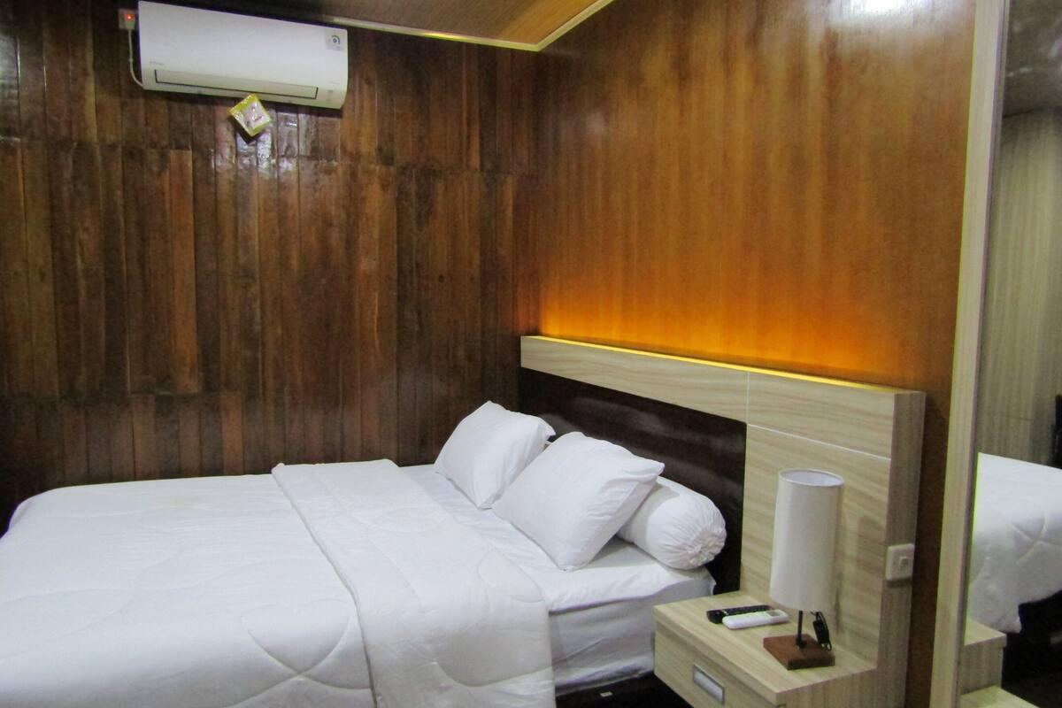 Deluxe Room | Desk, WiFi (free), bed sheets