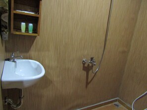 Deluxe Room | Bathroom | Shower, free toiletries, slippers - d'Omah Afi (Kasihan)