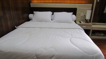 Kamar Deluks | Meja kerja, Wi-Fi gratis, dan seprai linen