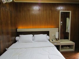 Escritorio, wifi gratis y ropa de cama 