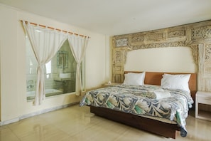 Deluxe Villa 2-Bedrooms with Jacuzzi | Desk, free WiFi, bed sheets