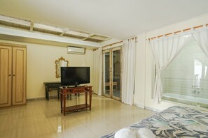 Deluxe Villa 2-Bedrooms with Jacuzzi | 1 bedroom, desk, free WiFi, bed sheets