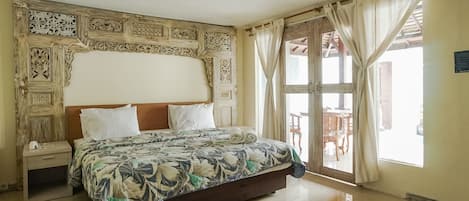 Deluxe Villa 2-Bedrooms with Jacuzzi | Desk, free WiFi, bed sheets