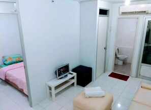 Shower, towels, shampoo - Apartment Gading Nias Residence (Jakarta)