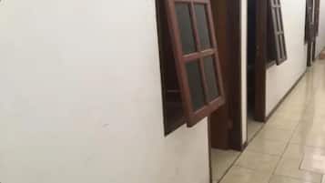 Schreibtisch, kostenloses WLAN