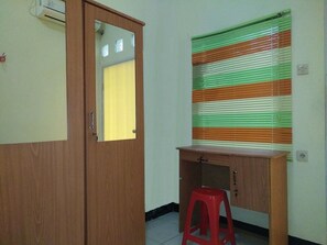 Desk, free WiFi - Homestay Excellent Doho Women Only (Surabaya)