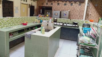 Cookware/dishes/utensils