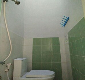 Standard Room | Bathroom | Shower, towels - Homestay Mentari Women Only (Surabaya)