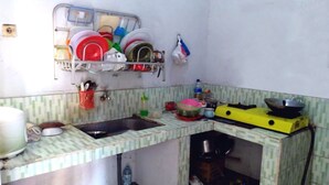 Standard Room | Shared kitchen - Homestay Mentari Women Only (Surabaya)