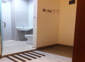 Bathroom - Marcell Hotel (Kutalimbaru)