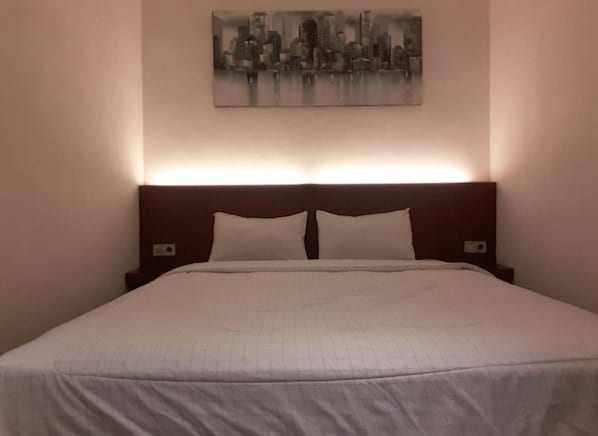 Deluxe Room | Desk, free WiFi