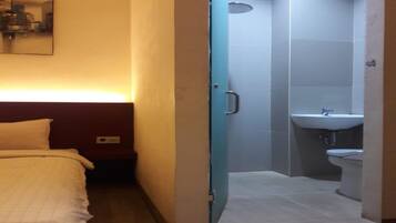 Deluxe Room | Desk, free WiFi