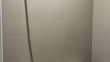 Quarto solteiro standard | Banheiro | Chuveiro, toalhas de banho