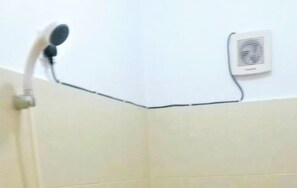 Quarto solteiro standard | Banheiro | Chuveiro, toalhas de banho
