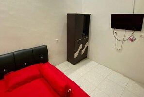 Camera Standard | Una scrivania, Wi-Fi gratuito, lenzuola