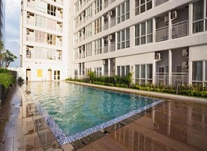 Outdoor pool - Apartment Taman Melati Surabaya by Havana Friends (Surabaya)